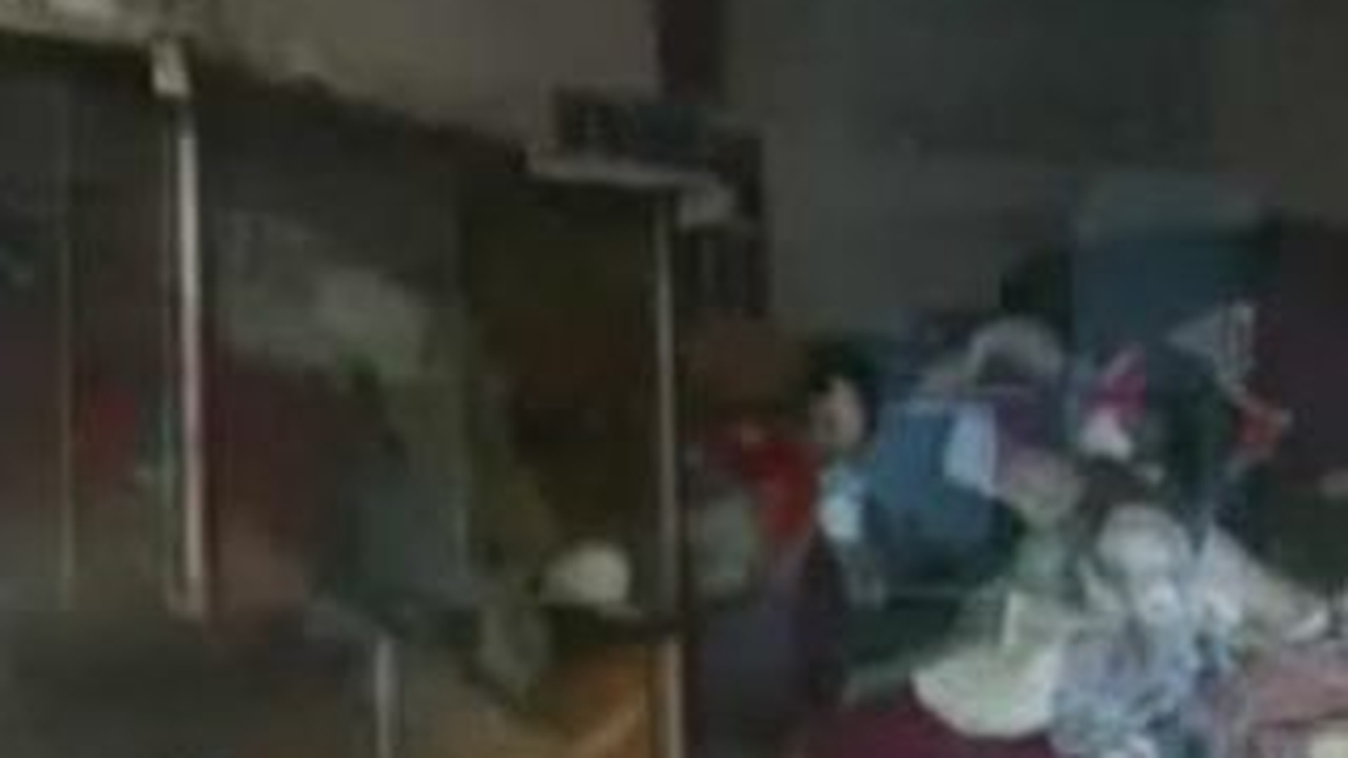 VIDEO A adunat 12 tone de haine in garsoniera sa, timp de 14 ani!