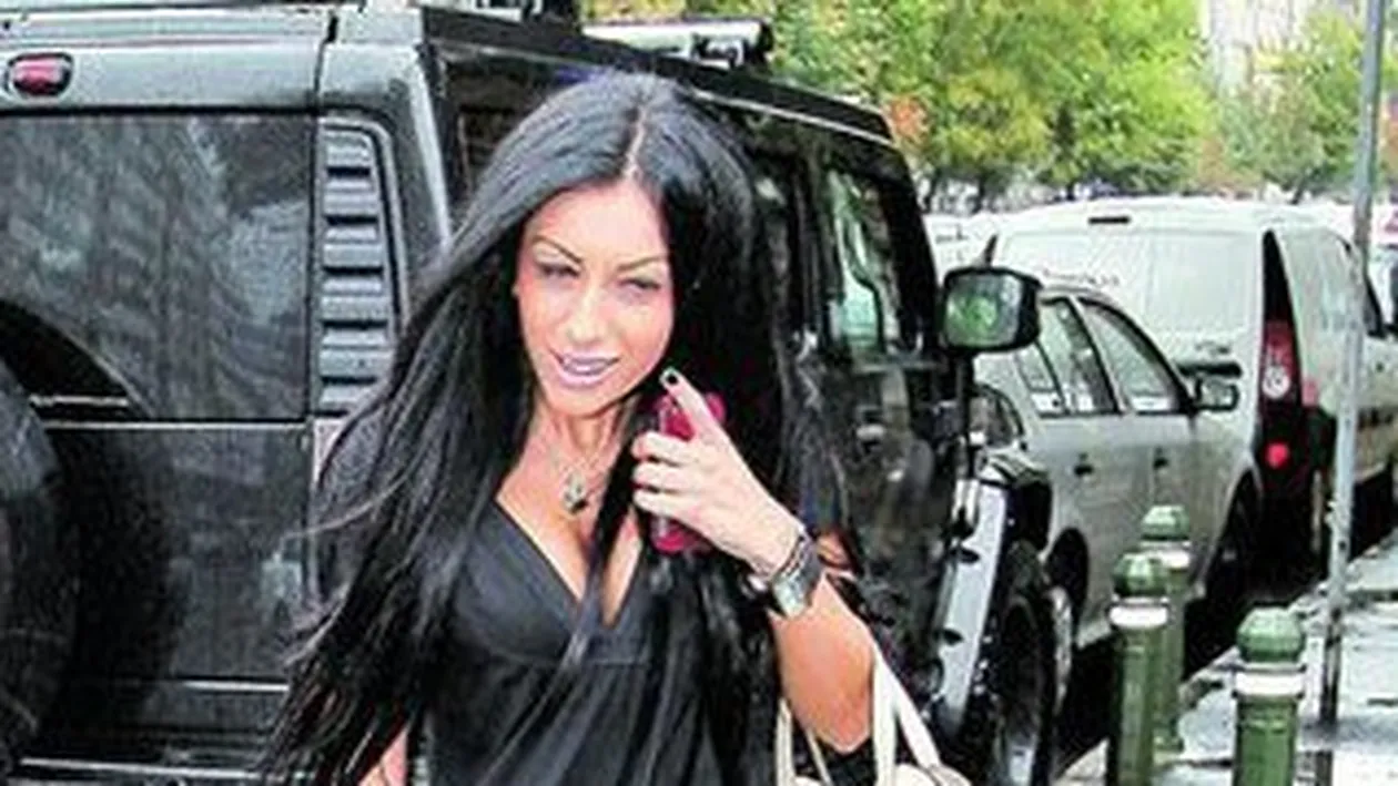 Scene incredibile in culisele unei emisiuni TV, intre Beatrice Tican si logodnicul ei. A altoit-o cu ziarul in cap!