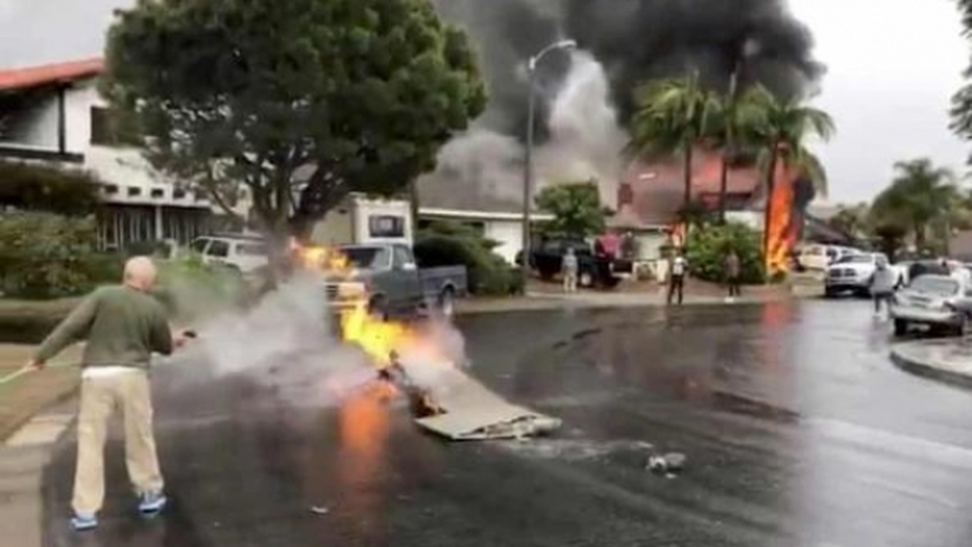 Tragedie la Los Angeles! Un avion s-a prăbușit peste o casă! Au murit 3 oameni din locuință