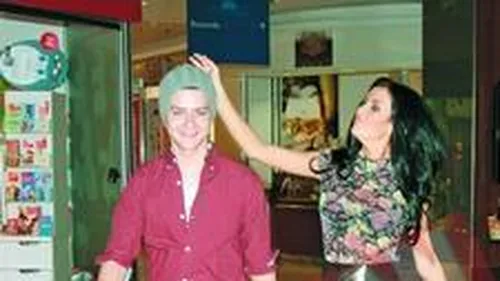 I-a sarit de gat in public