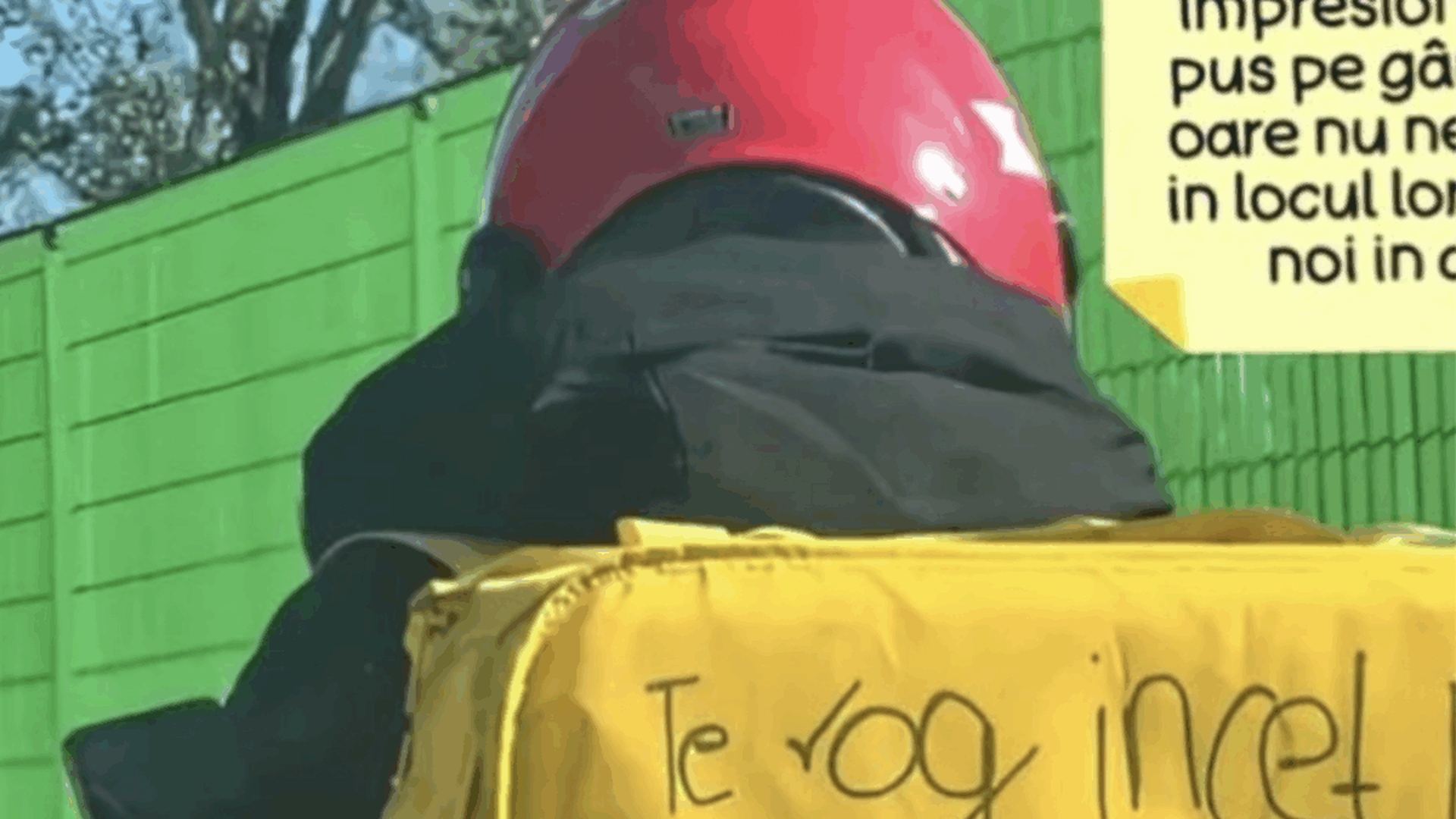 Ce mesaj a scris un livrator Glovo pe rucsacul său. A devenit viral: ”Te rog, încet...”