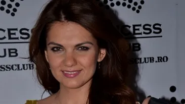 Malvina Cervenschi tot nu s-a invatat minte! A aparut la un alt eveniment public fara sutien!