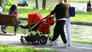 Daca n-ar impinge un carucior, n-ai crede in veci ca e mamica! Vezi cine e sexy-cantareata care a intors toate capetele in parc