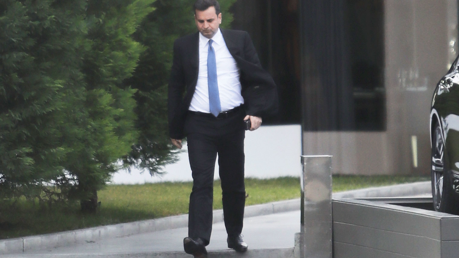 E printre cei mai discreţi CEO din România. El este omul de la care se împrumută milioane de români!