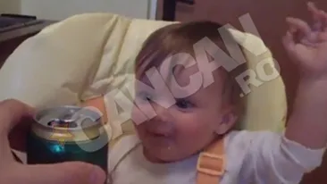 De-a dreptul FENOMENAL! Uite cum tanjeste dupa bere un copil de doar un an! Razi de lesini de reactiile lui!