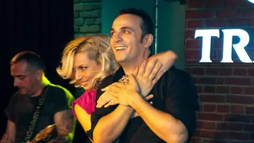 Cristi Enache, sufocat cu saruturi de o blonda superba!