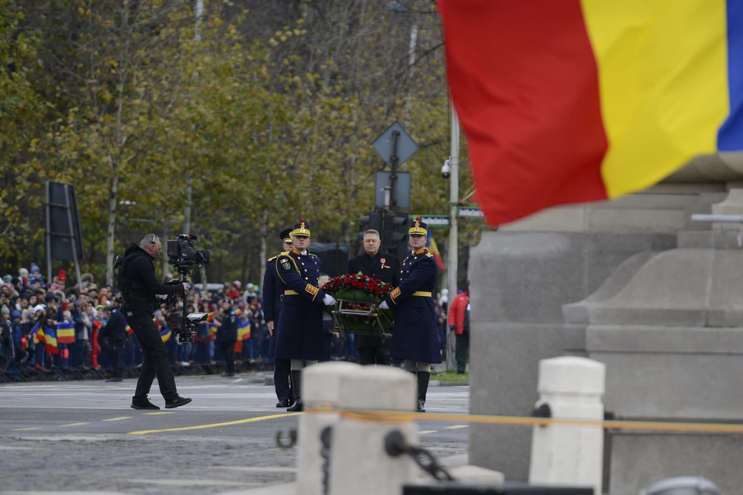 Klaus Iohannis a venit fără soția lui la parada militară din București. Gestul făcut de Carmen Iohannis pe Facebook înainte de Ziua Națională a României