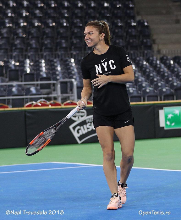 Simona Halep s-a pozat la piscină, la o zi după ce a revenit în țară! Cum arată în costum de baie