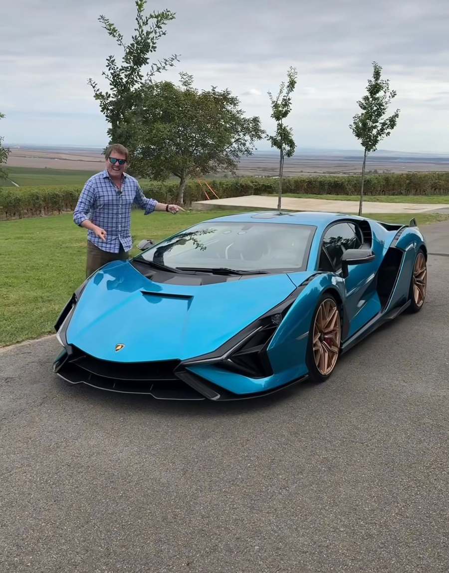 Timothy Shmee Burton și Lamborghini-ul Sian deținut de Cristian Rusu. sursă - social media