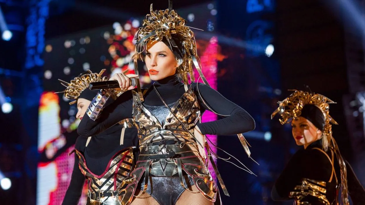 Goana dupa like-uri: Anna Lesko s-a pozat în sutien lângă bradul de Crăciun ?