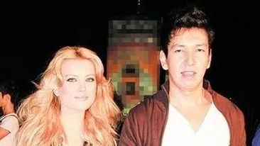 Elena Gheorghe respecta cu sfintenie traditiile machedonesti la nunta. Joaca hlambura si fac miei la protap