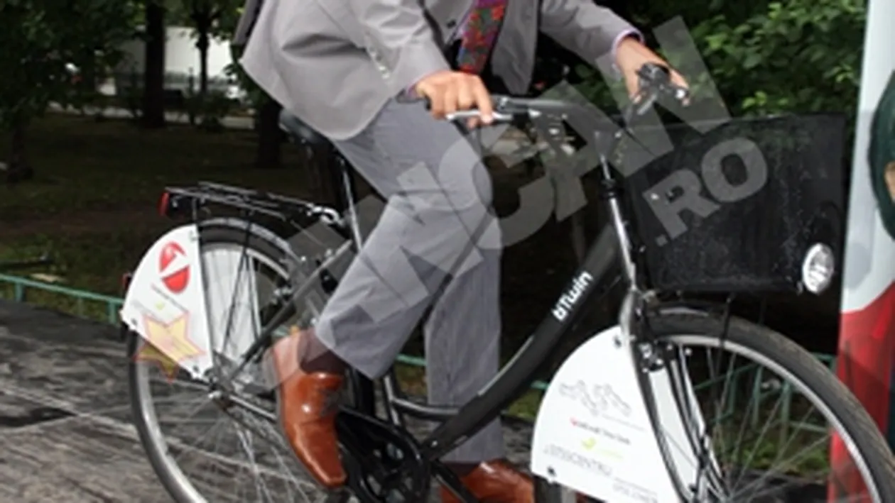 Mersul cu bicicleta dauneaza grav sanatatii! Lucian Mandruta a racit dupa ce a pedalat pana la munca!