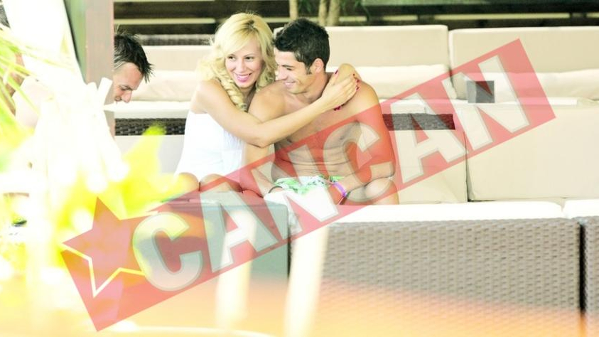 Herea si-a bagat iubita in piscina