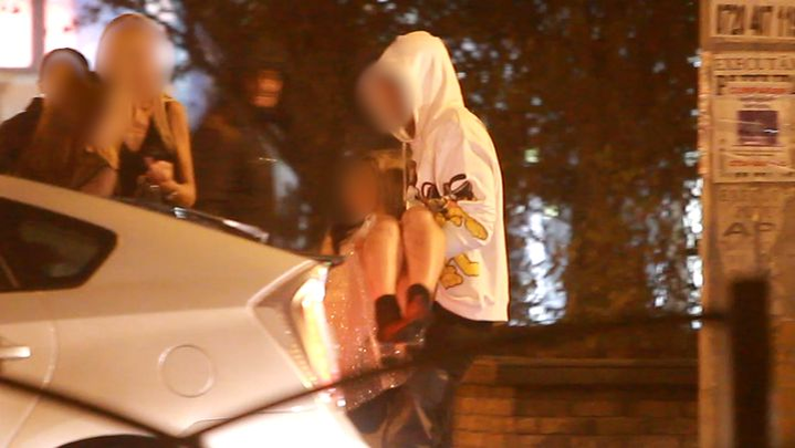 Caz de targă la LOFT. O petrecăreață a fost dusă pe brațe la mașină