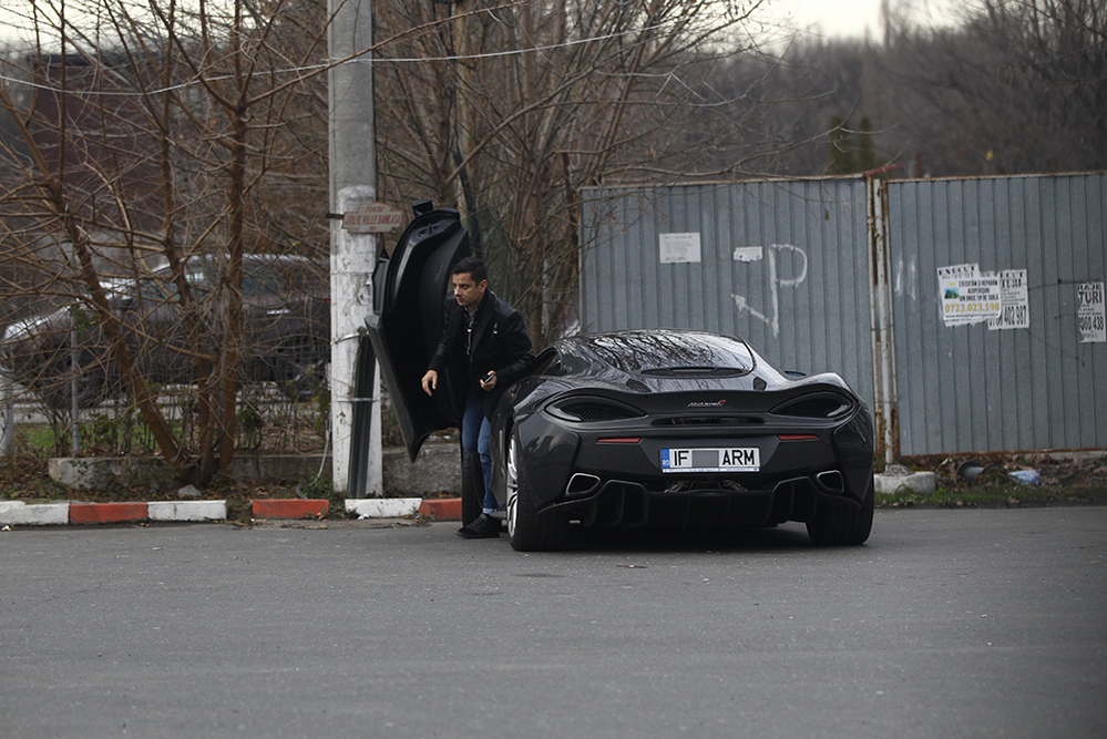 Ioviţă parchează ferit superbul său McLaren de 200.000 de euro