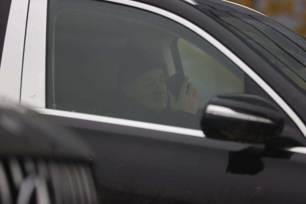 Gigi Becali, la volanul super mașinii pe care o conduce (SURSA FOTO: CANCAN.RO)