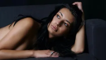 I-a innebunit pe barbatii din Caracal! Uite cu ce tinuta super-sexy s-a imbracat DJ Harra, la concert! Fundul ei bombat...