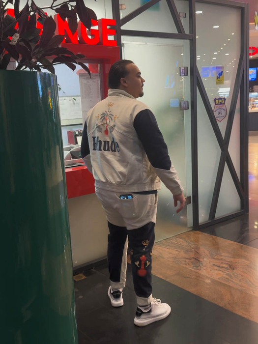 El era îmbrăcat sport, ea casual-elegant