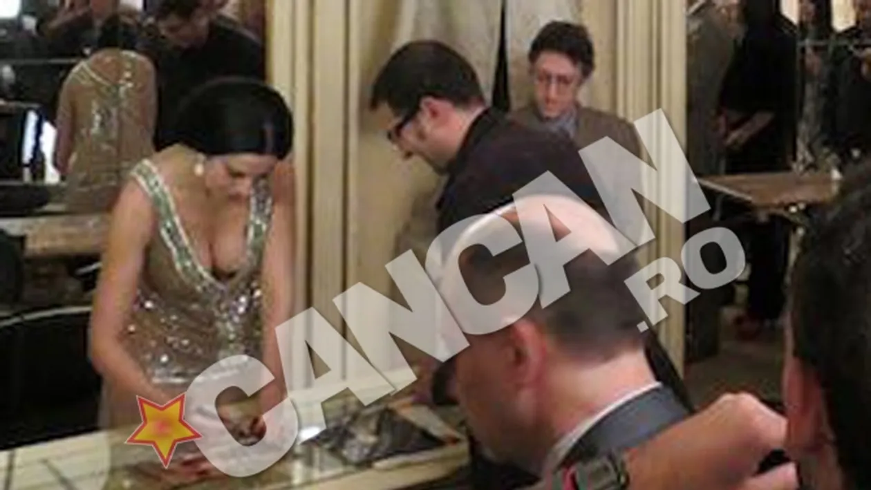 Incendiar! Priveste cu ce decolteu a cucerit definitiv o romanca celebra Italia. Sute de italieni au asteptat zeci de minute sa primeasca un autograf de la senzuala artista