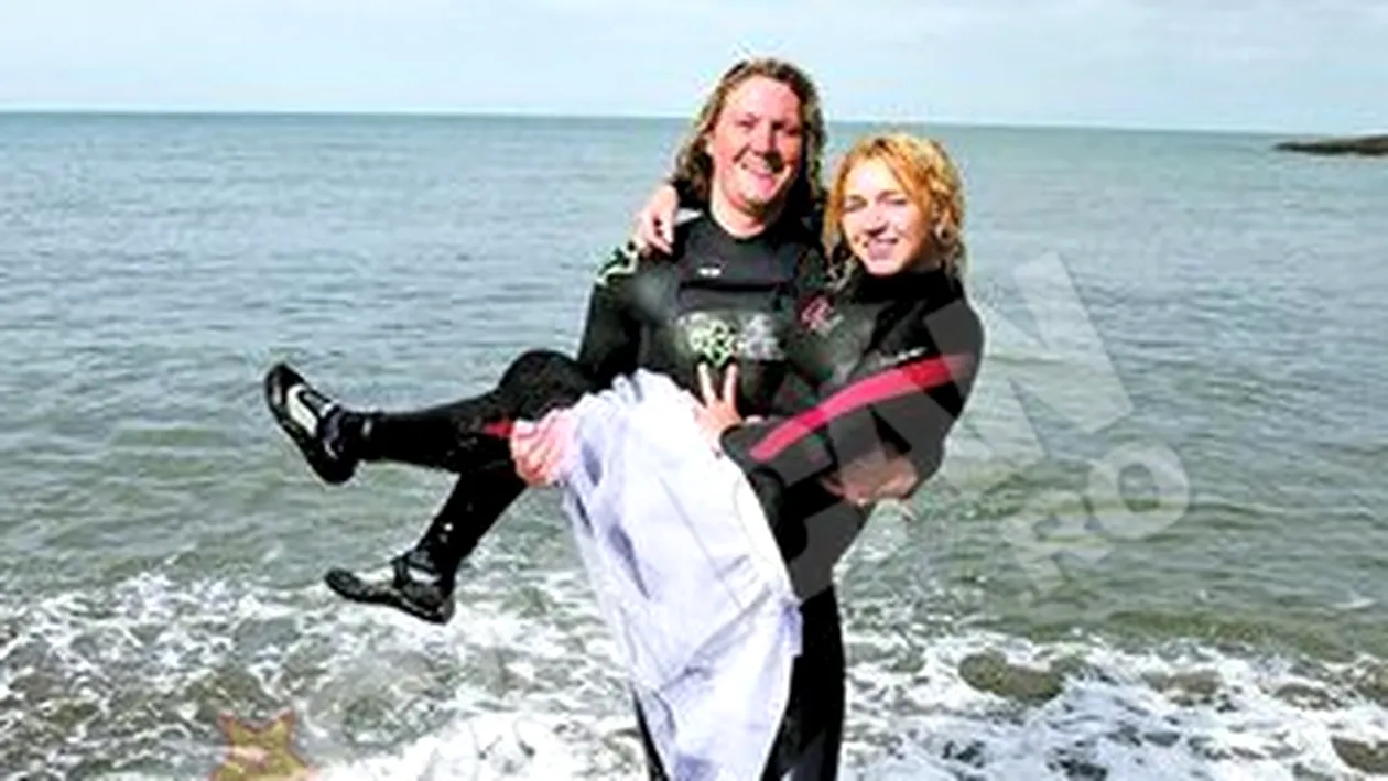 Doi salvamari din Marea Britanie au vrut o nunta altfel! Casatoriti pe o stanca in larg