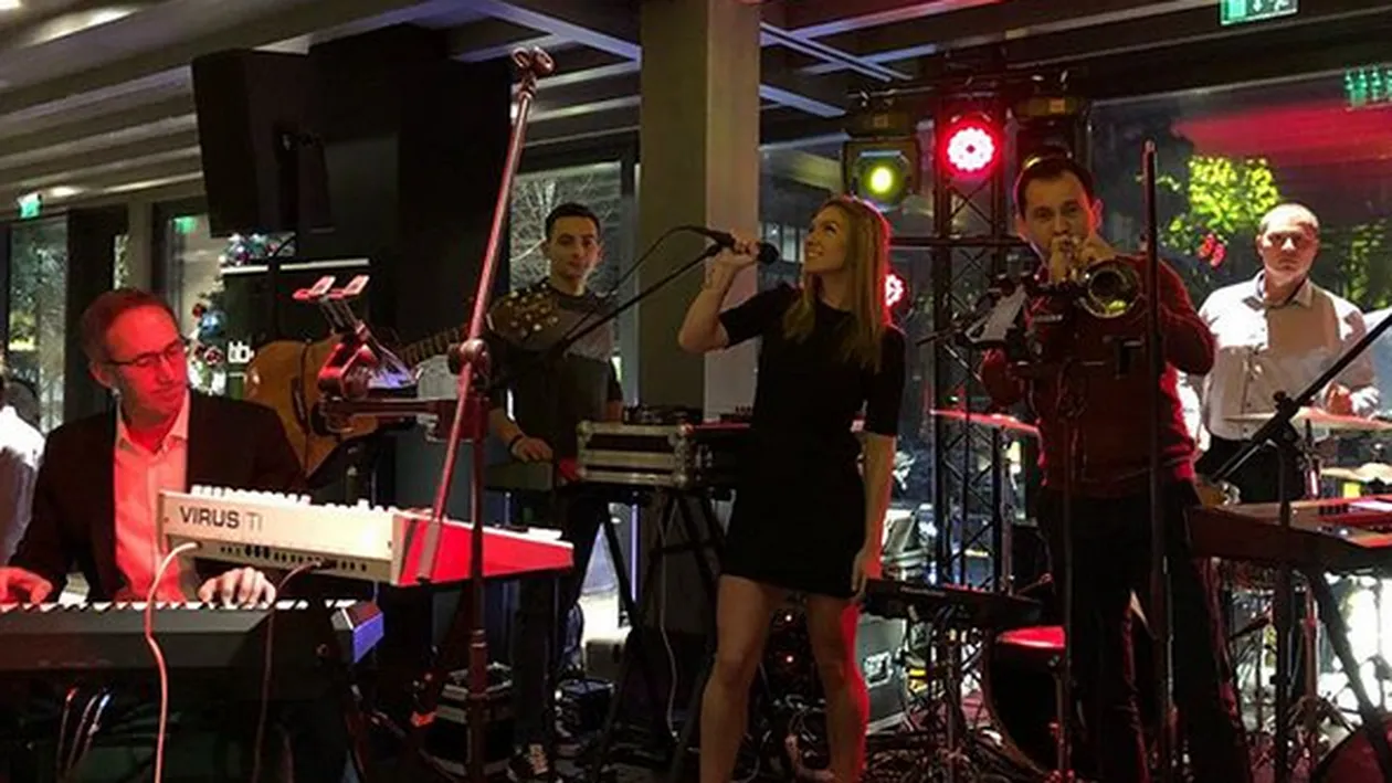 Simona Halep a urcat pe scenă şi a început să cânte! A ajuns nr. 1 mondial şi acum a făcut anunţul: ”Formaţia Halep”