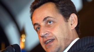 VIDEO Nicolas Sarkozy, atacat cu o sticla de plastic in timpul unei vizite la un colegiu!