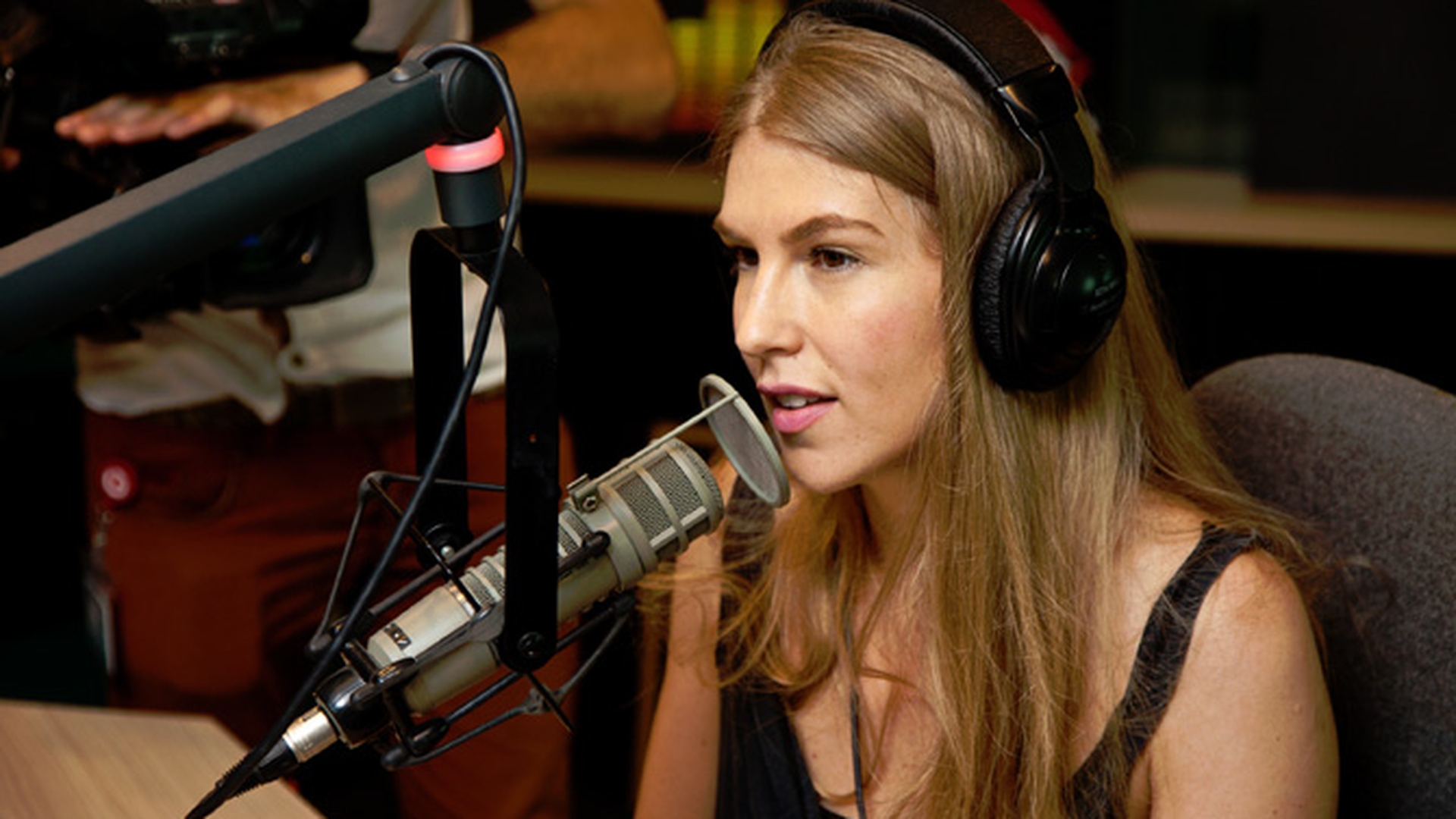 Corina canta din nou in romana! "Fanii imi spun ca slava Domnului ca mi-a venit mintea la cap"