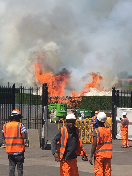 Incendiu puternic la Wimbledon! Patru echipaje de pompieri intervin în forţă
