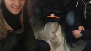 Imagine incredibilă din trenul Iaşi – Timişoara! A fost atât de frig, încât pasagerii au construit un... om de zăpadă