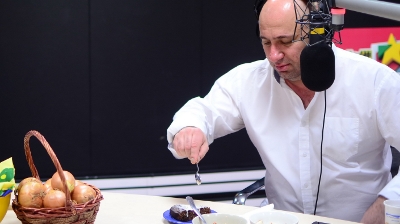 Iti vine sa crezi? El este barbatul din mana caruia mananca Chef Scarlatescu
