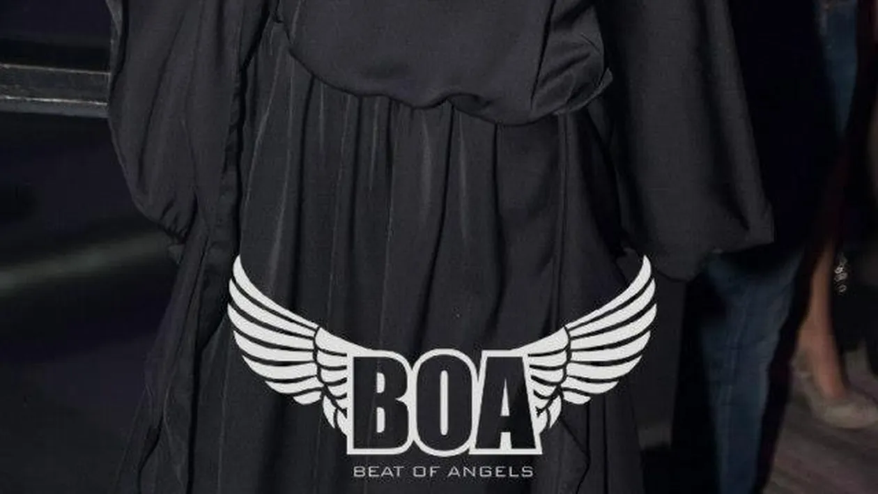 Cosmina Pasarin recidiveaza! Bruneta si-a facut din nou de cap cu... microfonul!