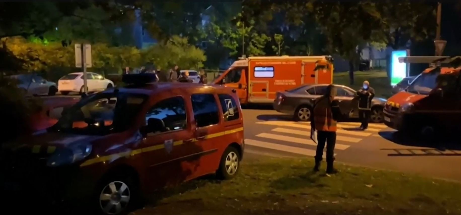 Un profesor a fost decapitat lângă o școală din Paris. Suspectul a fost omorât de polițiști, iar ancheta antiteroristă este în curs de desfășurare | FOTO & VIDEO