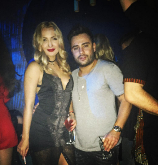 Ei sunt ”gemenii corsicani”, campioni la notele de plată din night-life-ul României! Plătesc săptămânal averi pentru distracţiile din cluburi, au mega-maşini şi s-au abonat la fetele din Brigada ”Secţia 19”