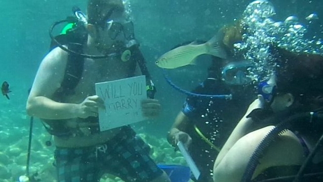 A fost la un pas de MOARTE! Ce s-a intamplat dupa ce si-a cerut in CASATORIE iubita, in timp ce faceau scuba diving!