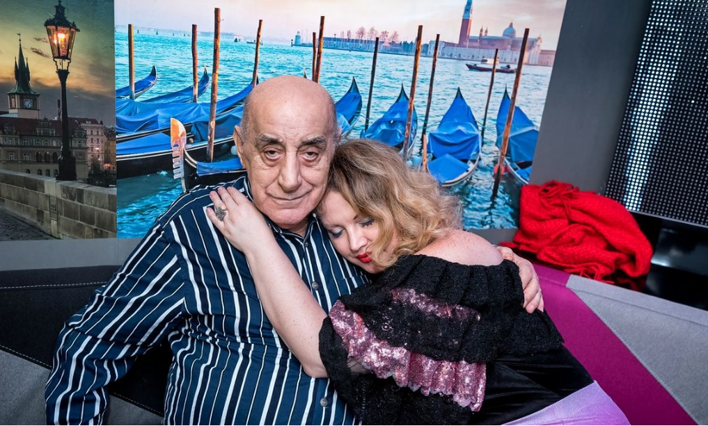 Viorel Lis joacă la păcănele, iar Oana filmează: ”Momentul ăla când ai pensia mică...”
