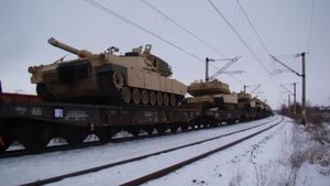 Toată lumea a crezut că nu vede bine atunci când s-a observat că acest tren care trecea prin Suceava este încărcat cu tancuri americane
