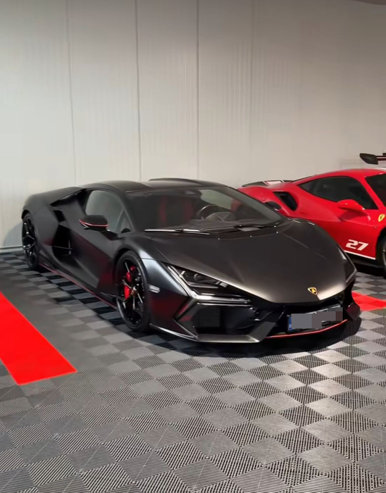 Cristian Rusu, omul din spatele business-ului Casa Rusu are un garaj impresionant, cu mulți bolizi rari. sursă - social media