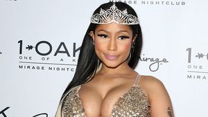 NICKI MINAJ continuă să şocheze! A făcut un pictorial înconjurată de... bărbaţi dezbrăcaţi!