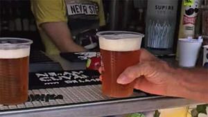 Turiștii din Eforie Nord au crezut că nu văd bine! Cu cât a ajuns să se vândă o bere la draft pe plajă