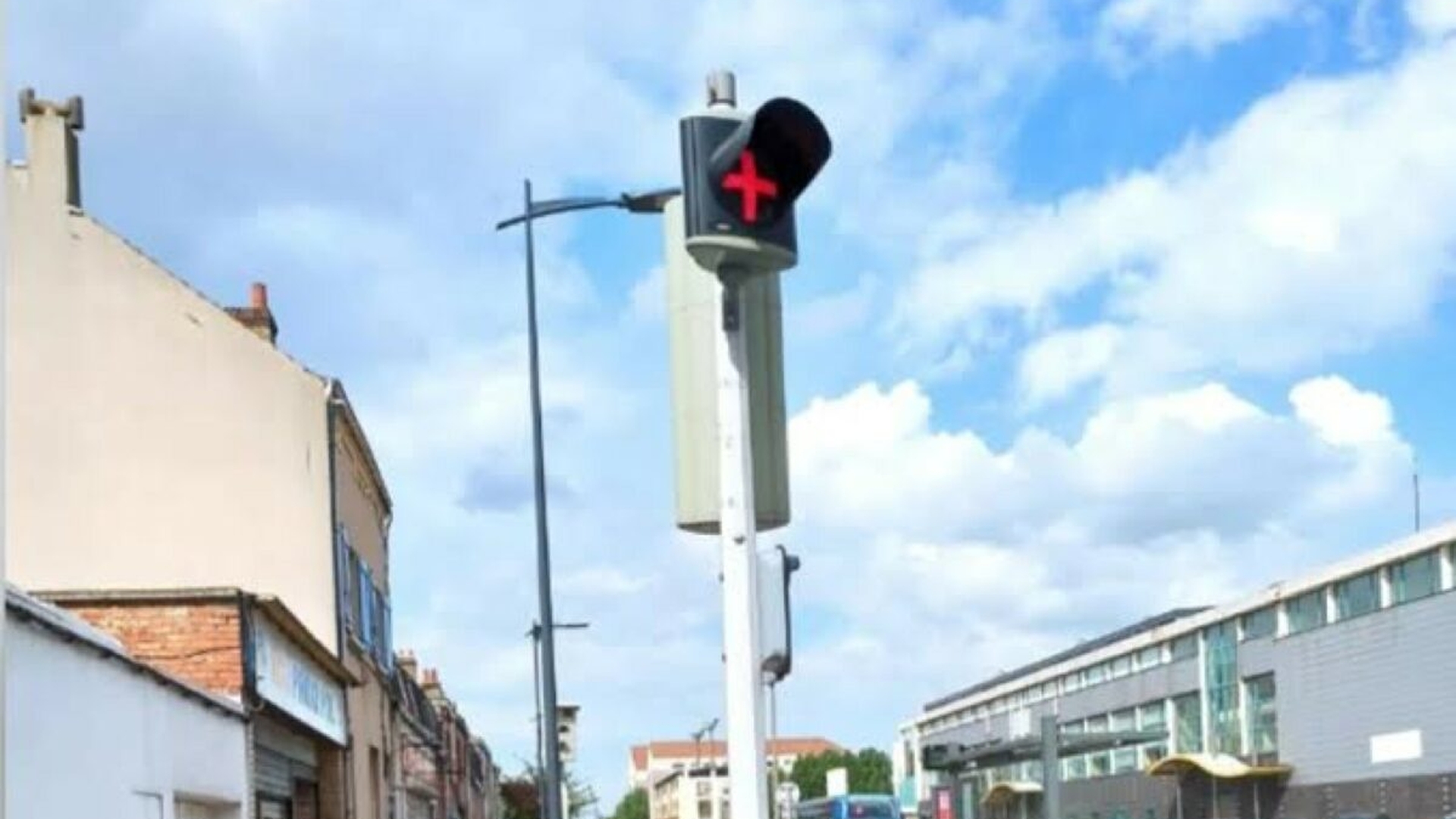 Crucea roșie de la semafor a stârnit confuzie printre șoferi. Care este explicația