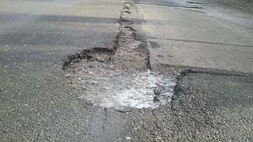 Patania incredibila a unui sofer din Bucuresti! Barbatul, la un pas sa fie amendat pentru ca si-a avariat masina intr-o groapa