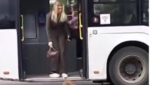 Imagini controversate din Iași, devenite virale. Gestul rușinos făcut de această blondă, în autobuz