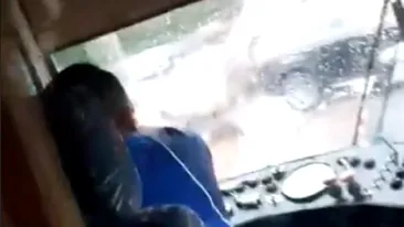 Video scandalos! Un vatman a intrat intenționat cu tramvaiul într-o mașină!
