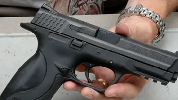 Un politist timisean s-a impuscat in cap cu pistolul din dotare in casa parintilor prietenei sale