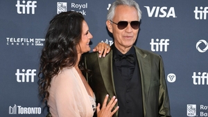 Cum arată Andrea Bocelli fără ochelari. Artistul a renunțat la ei pentru un concert