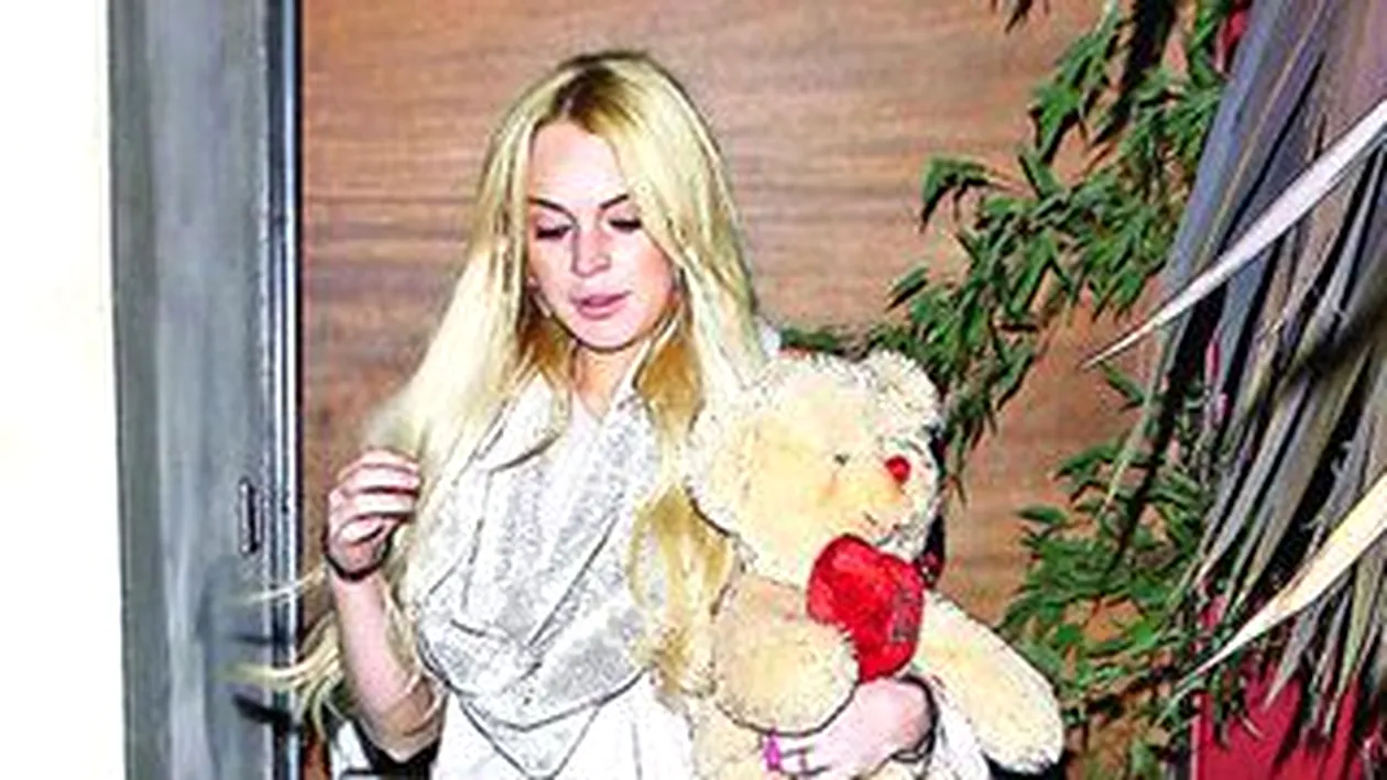 Lindsay Lohan, cu ursul de plus in brate, la patru dimineata