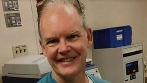 Vaccinul anti-COVID-19 stârnește din nou controverse. Un medic american a murit la două săptămâni de la vaccinare