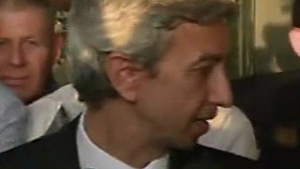 Dan Diaconescu a scos banii din banca - A aparut cu 7 saci plini cu euro in fata jurnalistilor
