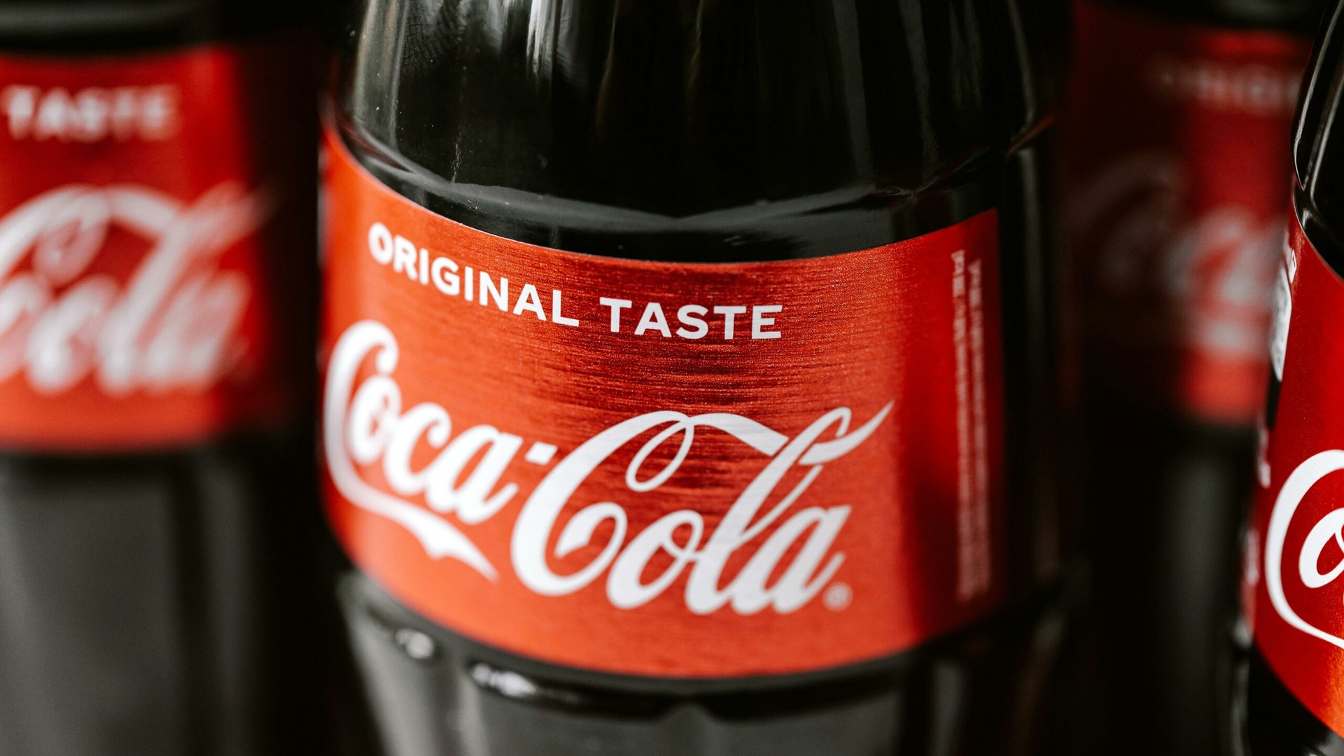 Cât de nocivă este Coca Cola, de fapt? Oamenii de știință avertizează: ”Fiecare sticlă îți ia 12 minute din viață”