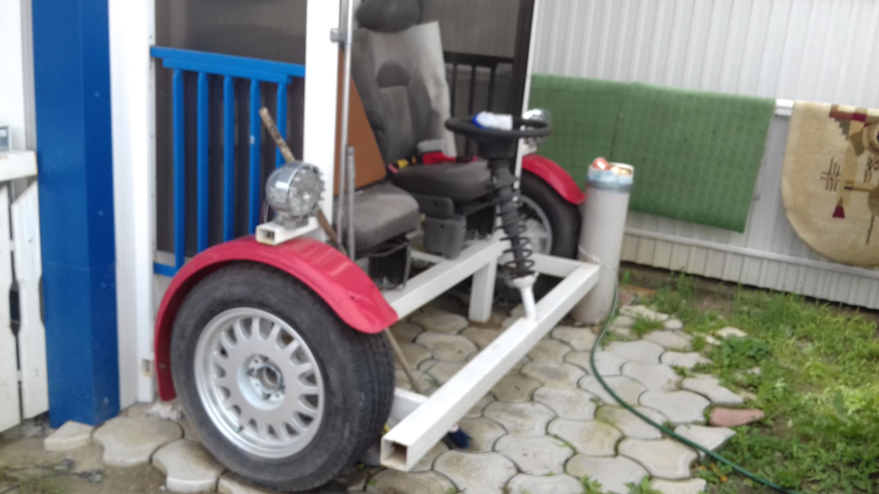Căsuța tip mașină, cu o cameră, din curte